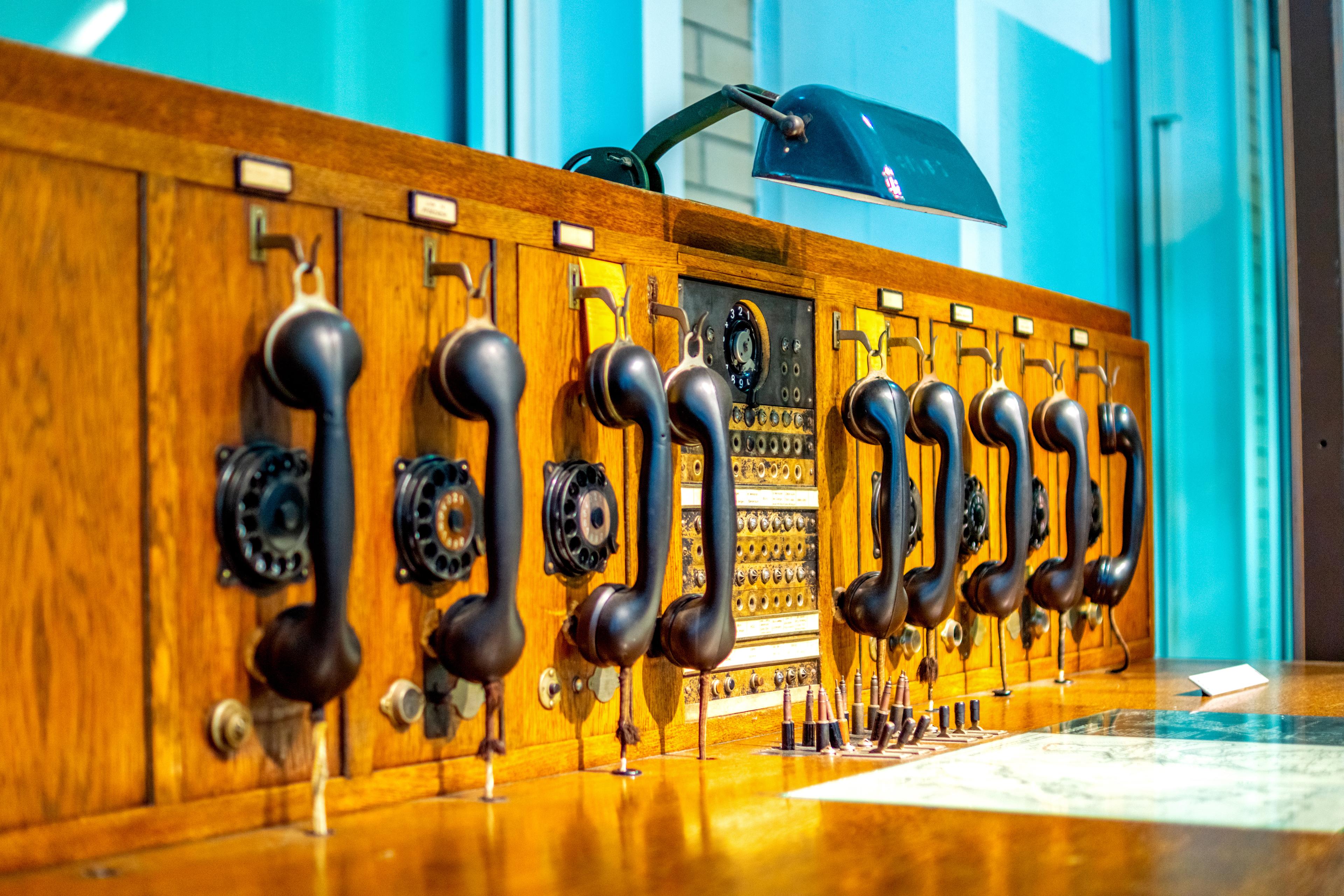 https://d300zch48kanqv.cloudfront.net/original_images/Old_fashioned_telephone_switchboard_and_bakelite_handsets.jpg